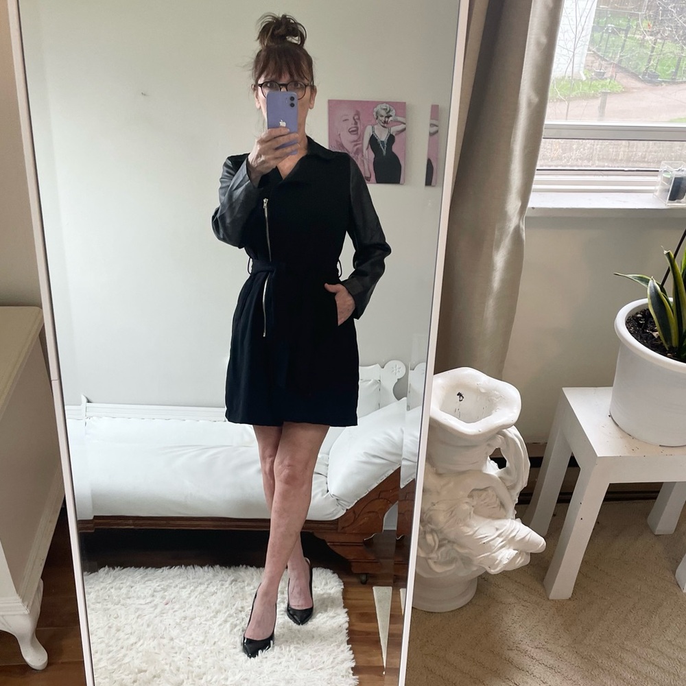 PECK & PECK BLACK COAT FAUX LEATHER SLEEVES POCKETS SILVER ZIPPER BACK SLIT BELT